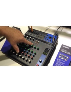 Yamaha MG10XU – Console vue de trois quarts 2