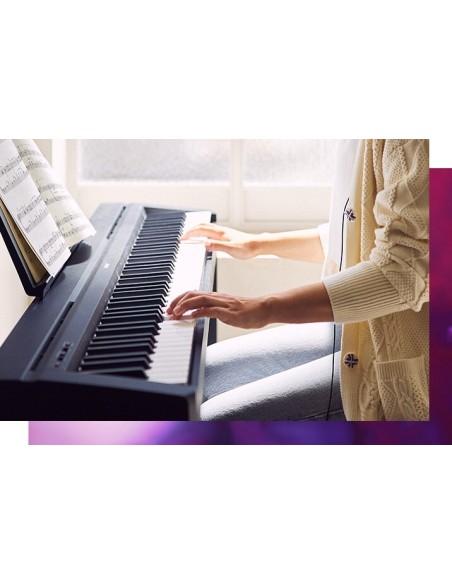 Yamaha P-45B – Détail du clavier en situation de jeu