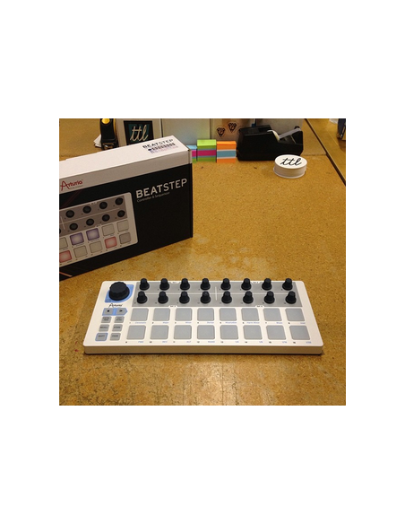 Arturia BEATSTEP - Controleur et séquenceur 16 pads – vue alternative