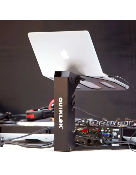 Quiklok LPH005 – vue arrière en utilisation avec un ordinateur et du matériel DJ présentés, non inclus