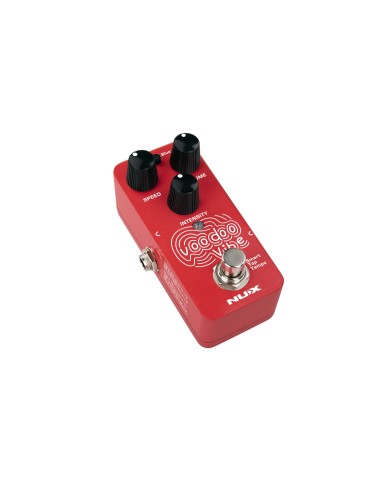 NUX Voodoo Vibe – vue de trois-quarts des réglages et du footswitch