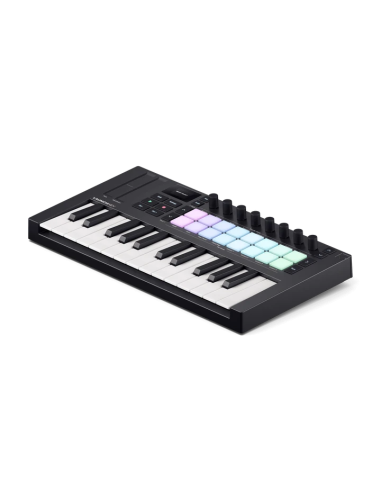Novation Launchkey Mini 25 MK4 – vue de trois-quarts côté droit des touches et des pads