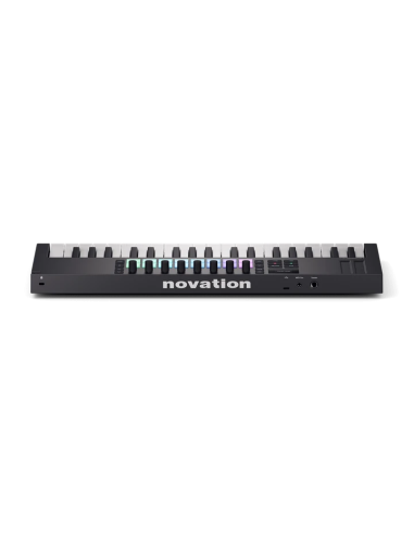 Novation Launchkey Mini 37 MK4 – vue plongeante depuis l’arrière des commandes