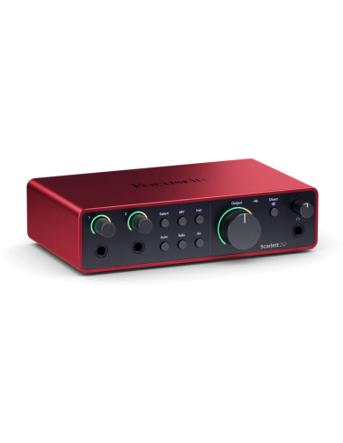 Focusrite Scarlett 2i2 4e génération – vue de trois-quarts côté gauche