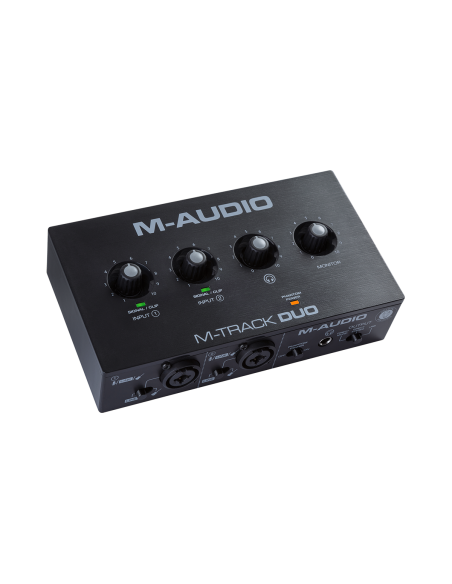 M-Audio M-Track Duo – vue de trois-quarts du boîtier et des quatre commandes
