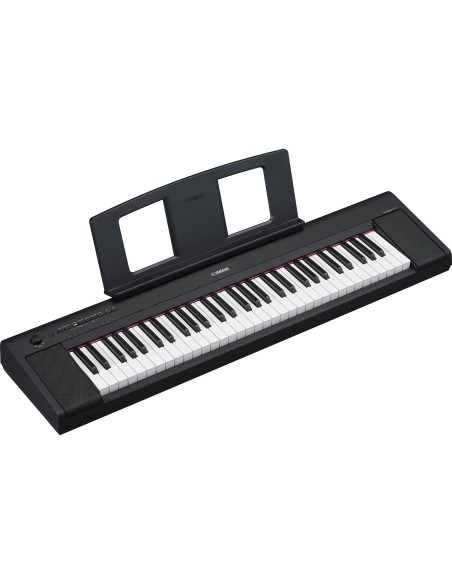 Yamaha Piaggero NP-15B – vue de trois-quarts avec pupitre et haut-parleurs