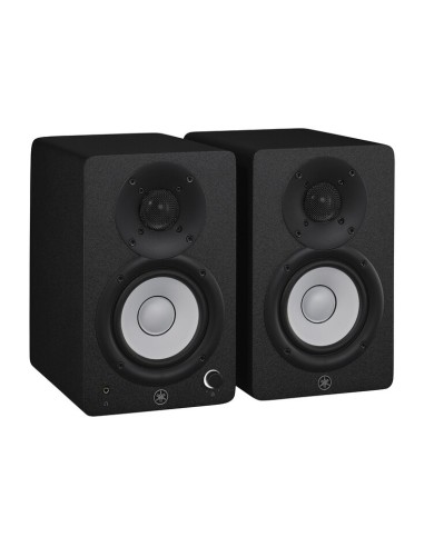 Yamaha HS4 noires – paire de trois-quarts avec enceinte de commande au premier plan