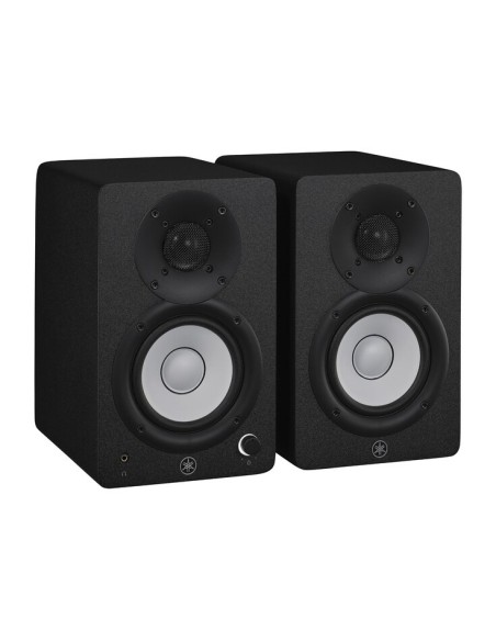 Yamaha HS4 noires – paire de trois-quarts avec enceinte de commande au premier plan