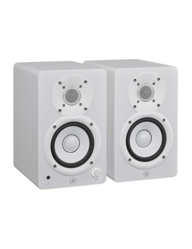 Yamaha HS4 blanches – paire de trois-quarts avec enceinte de commande au premier plan