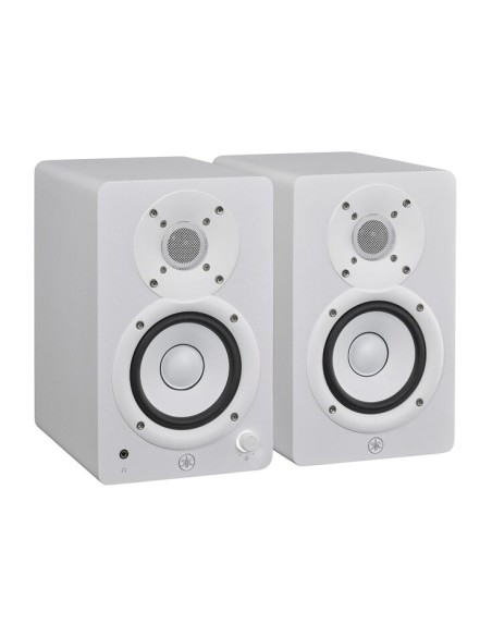 Yamaha HS4 blanches – paire de trois-quarts avec enceinte de commande au premier plan