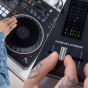 PIONEER DJ DDJ-REV5 - Contrôleur DJ de performance type scratch à 2 voies chez Sonopro-Discount.com et Sonopro Les Mags Lorient Caudan et Vannes